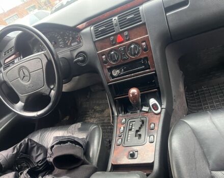 Синий Мерседес 200, объемом двигателя 2 л и пробегом 400 тыс. км за 2000 $, фото 2 на Automoto.ua