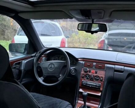 Синий Мерседес 200, объемом двигателя 2 л и пробегом 287 тыс. км за 2000 $, фото 5 на Automoto.ua