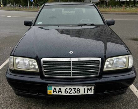Синий Мерседес 200, объемом двигателя 0 л и пробегом 300 тыс. км за 2400 $, фото 1 на Automoto.ua