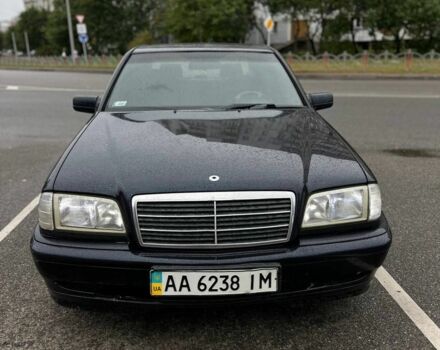Синий Мерседес 200, объемом двигателя 0 л и пробегом 300 тыс. км за 2400 $, фото 2 на Automoto.ua