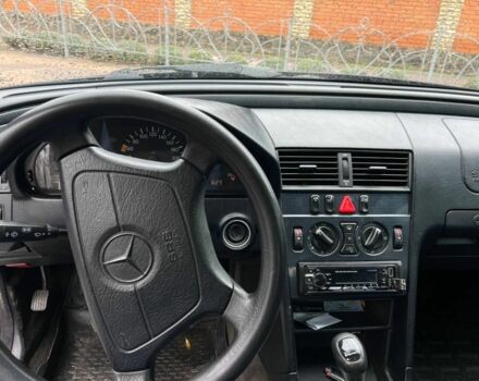 Синий Мерседес 200, объемом двигателя 0 л и пробегом 300 тыс. км за 2400 $, фото 9 на Automoto.ua