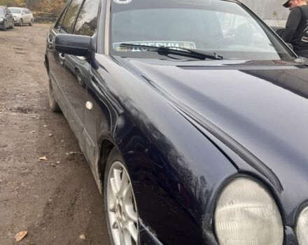 Синий Мерседес 200, объемом двигателя 2 л и пробегом 400 тыс. км за 2000 $, фото 1 на Automoto.ua