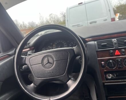 Синий Мерседес 200, объемом двигателя 2 л и пробегом 400 тыс. км за 2000 $, фото 3 на Automoto.ua