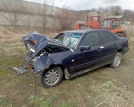 Синій Мерседес 200, об'ємом двигуна 2 л та пробігом 400 тис. км за 900 $, фото 4 на Automoto.ua