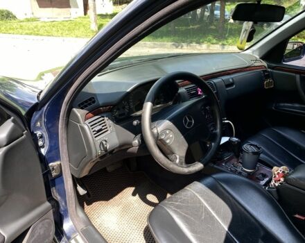 Синій Мерседес 200, об'ємом двигуна 2.2 л та пробігом 300 тис. км за 3250 $, фото 6 на Automoto.ua