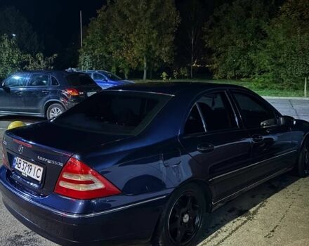 Синий Мерседес 200, объемом двигателя 2 л и пробегом 230 тыс. км за 3200 $, фото 1 на Automoto.ua