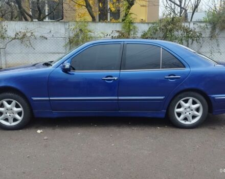 Синий Мерседес 200, объемом двигателя 2 л и пробегом 245 тыс. км за 3750 $, фото 1 на Automoto.ua