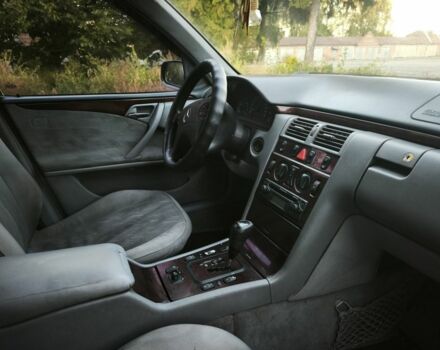 Синій Мерседес 200, об'ємом двигуна 2.1 л та пробігом 500 тис. км за 2750 $, фото 22 на Automoto.ua