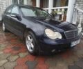 Синий Мерседес 200, объемом двигателя 2 л и пробегом 293 тыс. км за 3050 $, фото 1 на Automoto.ua