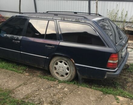 Синий Мерседес 200, объемом двигателя 2 л и пробегом 300 тыс. км за 1600 $, фото 2 на Automoto.ua