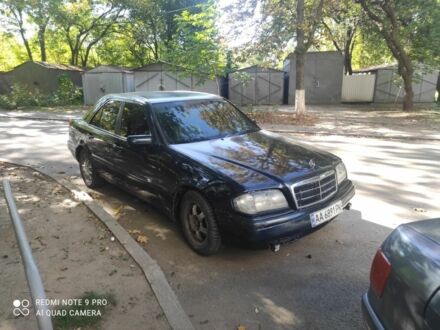 Мерседес 200 1993 у Харкові на Automoto.ua Синій Мерседес 200, об'ємом двигуна 2.2 л та пробігом 3 тис. км за 1670 $, фото 1 на Automoto.ua