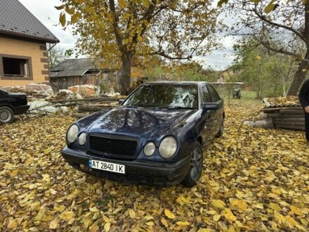 Синий Мерседес 200, объемом двигателя 2 л и пробегом 300 тыс. км за 1800 $, фото 1 на Automoto.ua