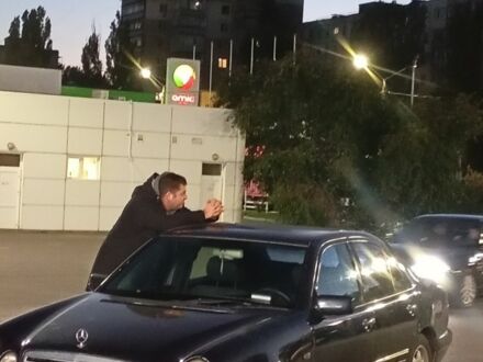 Синий Мерседес 200, объемом двигателя 2.3 л и пробегом 370 тыс. км за 3350 $, фото 1 на Automoto.ua