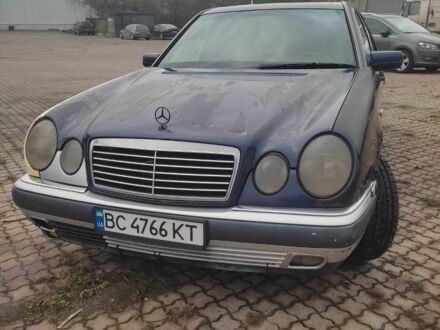 Синий Мерседес 200, объемом двигателя 2 л и пробегом 300 тыс. км за 1800 $, фото 1 на Automoto.ua