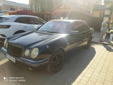 Синий Мерседес 200, объемом двигателя 2 л и пробегом 1000 тыс. км за 2100 $, фото 1 на Automoto.ua