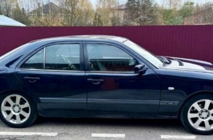 Мерседес 200 1998 в Прилуках на Automoto.ua Синий Мерседес 200, объемом двигателя 2 л и пробегом 287 тыс. км за 2000 $, фото 1 на Automoto.ua