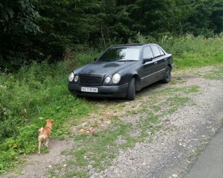 Синий Мерседес 200, объемом двигателя 2 л и пробегом 300 тыс. км за 1800 $, фото 1 на Automoto.ua