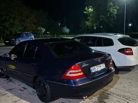 Синий Мерседес 200, объемом двигателя 2 л и пробегом 230 тыс. км за 3200 $, фото 1 на Automoto.ua