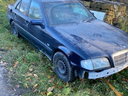 Синий Мерседес 200, объемом двигателя 2.2 л и пробегом 300 тыс. км за 900 $, фото 1 на Automoto.ua