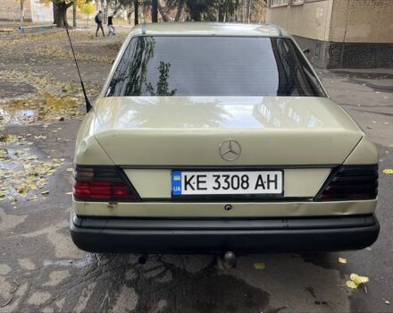 Зелений Мерседес 200, об'ємом двигуна 2 л та пробігом 490 тис. км за 1700 $, фото 4 на Automoto.ua