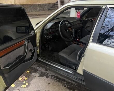 Зелений Мерседес 200, об'ємом двигуна 2 л та пробігом 490 тис. км за 1700 $, фото 6 на Automoto.ua