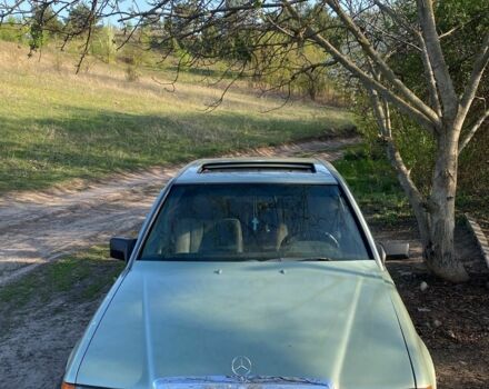 Зеленый Мерседес 200, объемом двигателя 2 л и пробегом 388 тыс. км за 2308 $, фото 2 на Automoto.ua