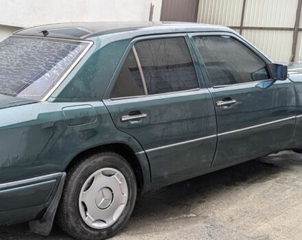 Зеленый Мерседес 200, объемом двигателя 2 л и пробегом 460 тыс. км за 3450 $, фото 6 на Automoto.ua