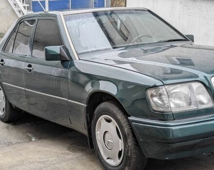 Зеленый Мерседес 200, объемом двигателя 2 л и пробегом 460 тыс. км за 3450 $, фото 4 на Automoto.ua