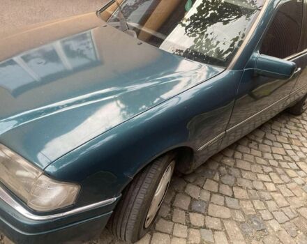 Зелений Мерседес 200, об'ємом двигуна 2 л та пробігом 333 тис. км за 2000 $, фото 1 на Automoto.ua