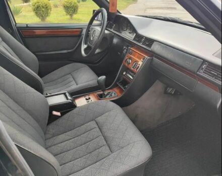 Зеленый Мерседес 200, объемом двигателя 2 л и пробегом 365 тыс. км за 1200 $, фото 5 на Automoto.ua