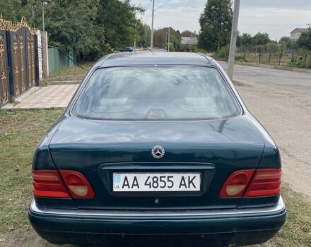 Зеленый Мерседес 200, объемом двигателя 2 л и пробегом 400 тыс. км за 2200 $, фото 3 на Automoto.ua