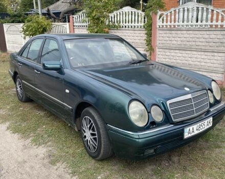 Зеленый Мерседес 200, объемом двигателя 2 л и пробегом 400 тыс. км за 2200 $, фото 1 на Automoto.ua