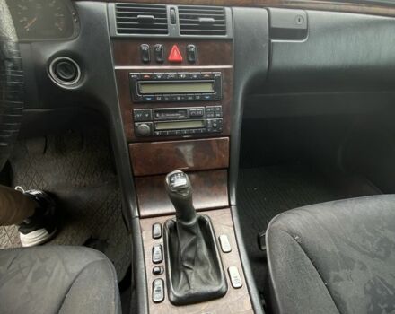 Зеленый Мерседес 200, объемом двигателя 2 л и пробегом 400 тыс. км за 2200 $, фото 5 на Automoto.ua