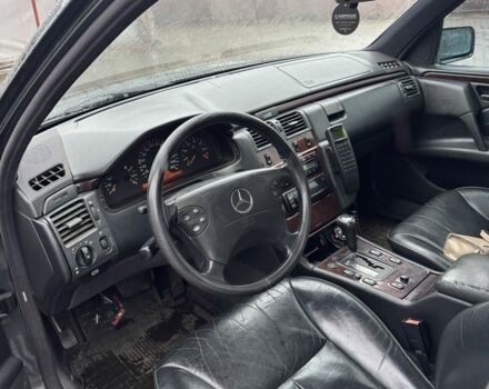 Зеленый Мерседес 200, объемом двигателя 3.2 л и пробегом 445 тыс. км за 2300 $, фото 7 на Automoto.ua