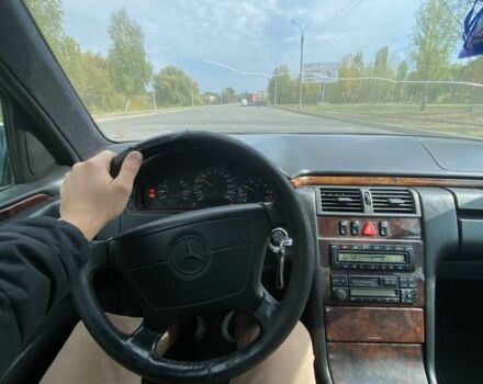 Зеленый Мерседес 200, объемом двигателя 2 л и пробегом 400 тыс. км за 2200 $, фото 4 на Automoto.ua