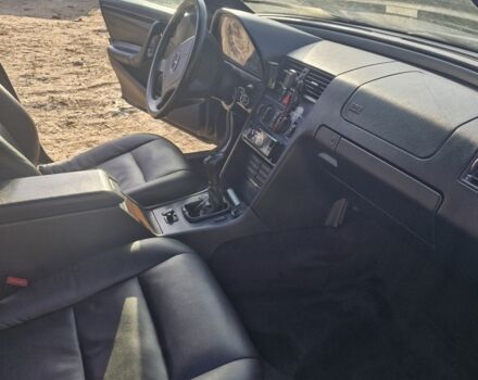 Зеленый Мерседес 200, объемом двигателя 2.2 л и пробегом 345 тыс. км за 2500 $, фото 6 на Automoto.ua