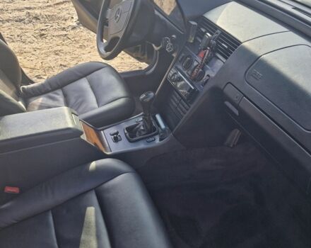 Зеленый Мерседес 200, объемом двигателя 2.2 л и пробегом 345 тыс. км за 2500 $, фото 7 на Automoto.ua