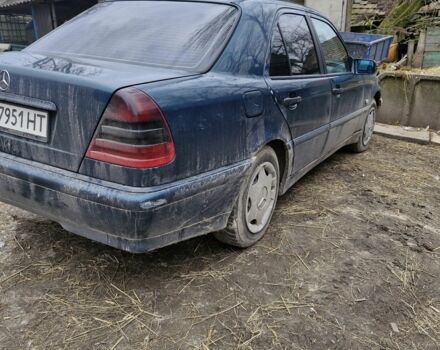 Зеленый Мерседес 200, объемом двигателя 2.2 л и пробегом 345 тыс. км за 2500 $, фото 3 на Automoto.ua