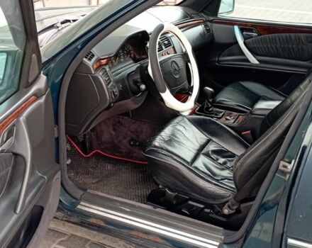 Зелений Мерседес 200, об'ємом двигуна 0 л та пробігом 459 тис. км за 2500 $, фото 8 на Automoto.ua