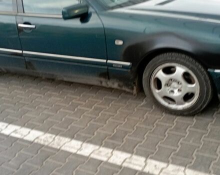 Зелений Мерседес 200, об'ємом двигуна 0 л та пробігом 459 тис. км за 2500 $, фото 4 на Automoto.ua