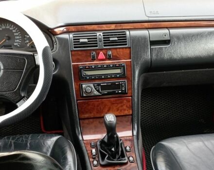 Зелений Мерседес 200, об'ємом двигуна 0 л та пробігом 459 тис. км за 2500 $, фото 7 на Automoto.ua