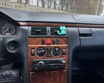 Зелений Мерседес 200, об'ємом двигуна 2 л та пробігом 400 тис. км за 3800 $, фото 6 на Automoto.ua