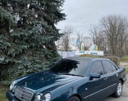 Зеленый Мерседес 200, объемом двигателя 2 л и пробегом 300 тыс. км за 2800 $, фото 1 на Automoto.ua