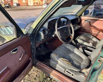 Зеленый Мерседес 200, объемом двигателя 2 л и пробегом 575 тыс. км за 473 $, фото 6 на Automoto.ua