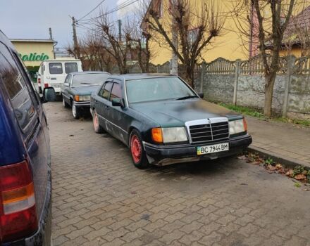 Зеленый Мерседес 200, объемом двигателя 2 л и пробегом 300 тыс. км за 1000 $, фото 1 на Automoto.ua