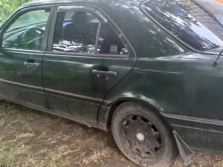 Мерседес 200 1994 в Смеле на Automoto.ua Зеленый Мерседес 200, объемом двигателя 2 л и пробегом 505 тыс. км за 2042 $, фото 1 на Automoto.ua