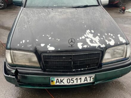 Зеленый Мерседес 200, объемом двигателя 1.8 л и пробегом 111 тыс. км за 1000 $, фото 1 на Automoto.ua