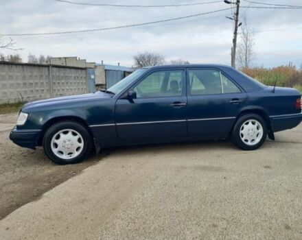 Зеленый Мерседес 200, объемом двигателя 2 л и пробегом 365 тыс. км за 1200 $, фото 1 на Automoto.ua