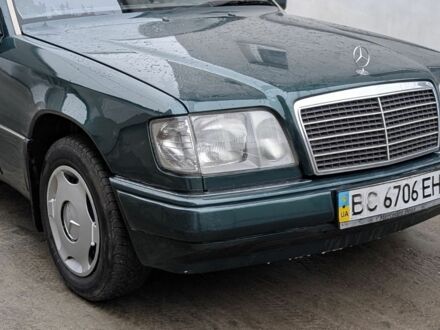 Зеленый Мерседес 200, объемом двигателя 2 л и пробегом 460 тыс. км за 3450 $, фото 1 на Automoto.ua