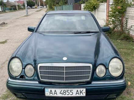 Зеленый Мерседес 200, объемом двигателя 2 л и пробегом 400 тыс. км за 2200 $, фото 1 на Automoto.ua